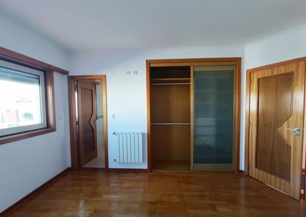 Apartamento T3 com Terraço Privativo para Arrendamento em Nova Queijas