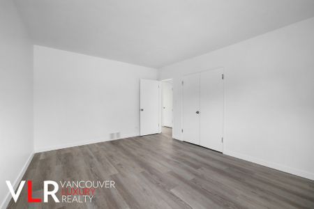 House in West Vancouver, BC - Photo 5