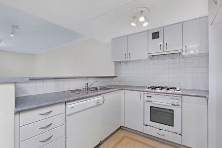 Victoria Tower - Unfurnished - Available 21st November - Photo 5