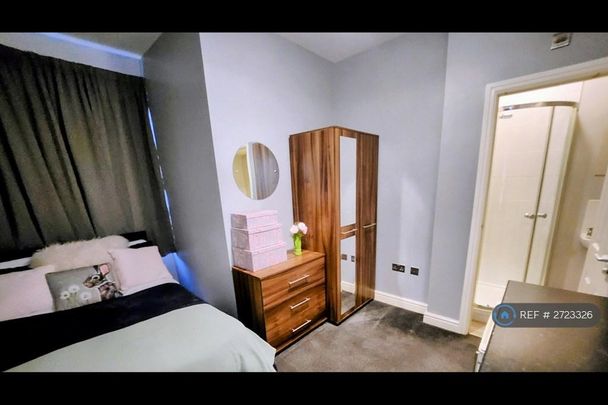 1 bedroom in a house share to rent - Photo 1