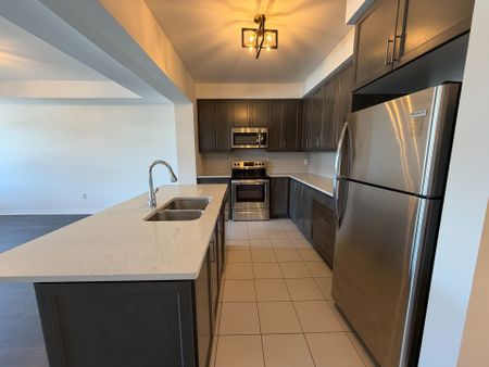 For Lease - 112 Burnhamthorpe Road, Oakville, Ontario - Photo 5