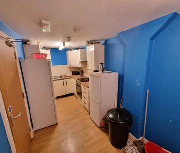 1 bedroom in a flat share to rent - Photo 4