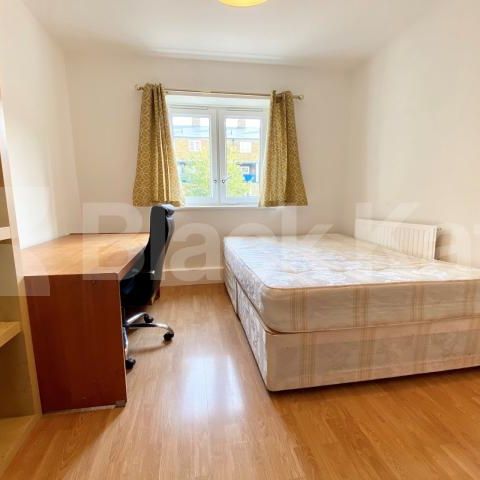 Bright & airy split level apartment with patio garden & superbly located - Photo 1