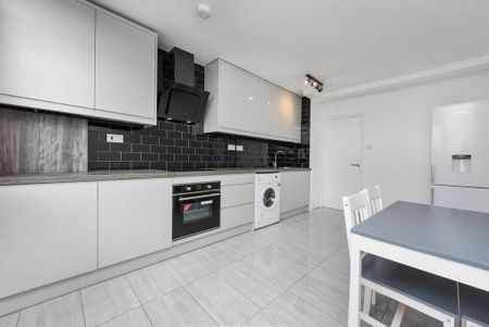 3 bedroom flat to rent - Photo 5