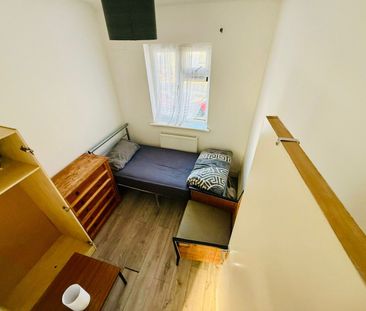 Room in a Shared House, Billet Road, E17 - Photo 3