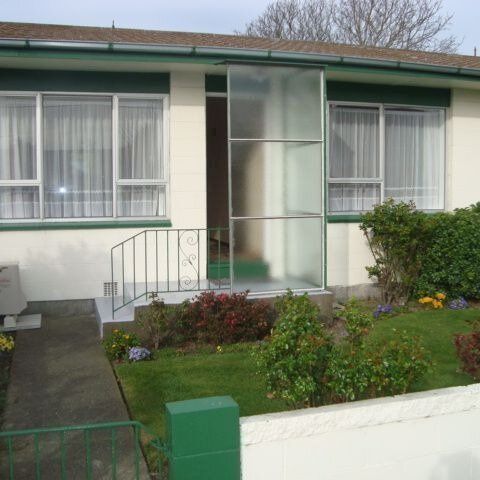 2 BEDROOM SUNNY UNIT, SINGLE GARAGE, HEAT PUMP - Photo 1