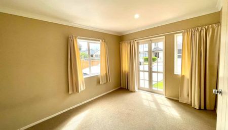 Family Home in Flat Bush - Photo 2