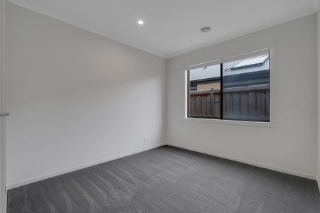 18 Poe Circuit, Officer VIC 3809 - House For Rent | Domain - Photo 3