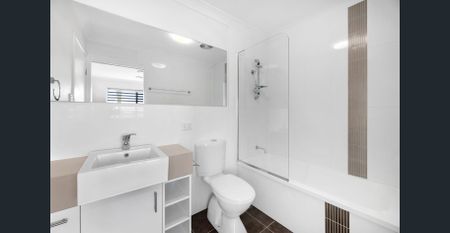 3 Beds Town House close to Major Bus Station - Photo 3