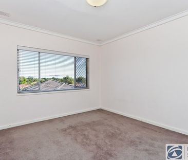 BEAUTIFULLY RENOVATED APARTMENT IN PRIME LOCATION - Photo 3