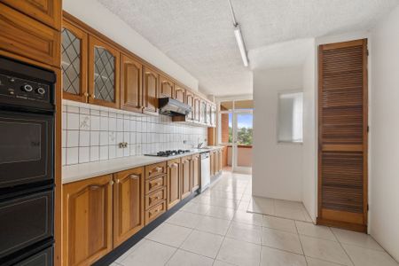 Spacious 2 Bedroom Apartment with Ocean Views - Photo 3