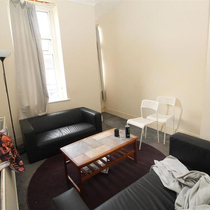 4 bedroom flat to rent - Photo 1