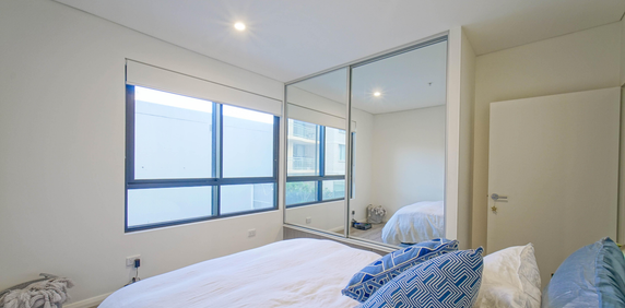 Stunning, Luxuriuos & Spacious One bedroom Apartment - Photo 2