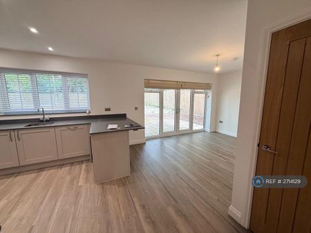 4 bedroom detached house to rent - Photo 3