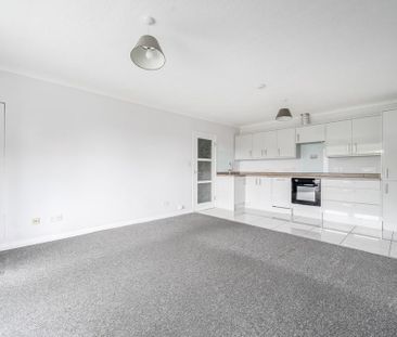 3 bedroom flat to rent - Photo 3