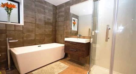 Sunny and Modern Home with a large double Garage. - Photo 5