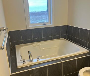 For Lease - 46 ROWLOCK ST Street, Welland, Ontario - Photo 6