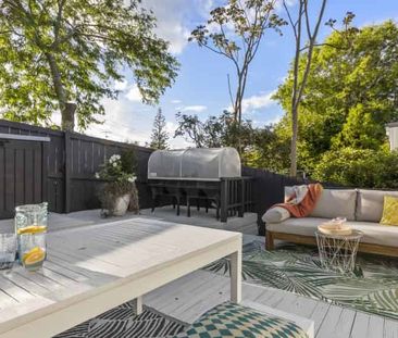 Stylish Family Home in a Prime Location! - Photo 1
