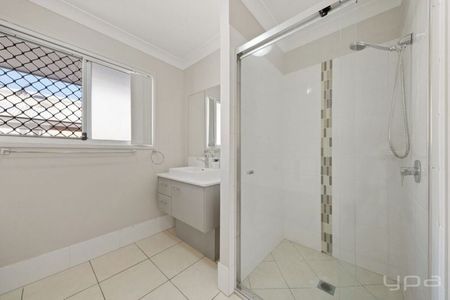 Stunning Double-Storey Home in Prime Pimpama Location! - Photo 5