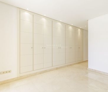 Apartamento muy amplio y luminoso, orientado al sur, con una muy bo... - Photo 3