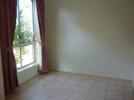 THREE BEDROOM TOWNHOUSE ON PEACEFUL POSITION OVERLOOKING WEST LAKE IN ROBINA - Photo 5