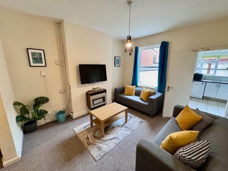 7 bedroom townhouse to rent - Photo 2