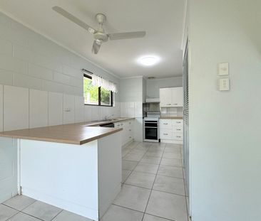 CHARMING 3 BEDROOM HOME ON LARGE FULLY FENCED BLOCK - PRIME LOCATION! - Photo 5