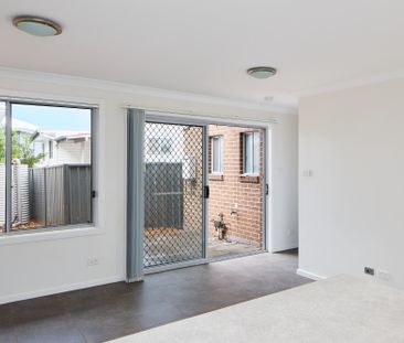 2/5 King Street, Birmingham Gardens NSW 2287 - Townhouse For Rent |... - Photo 5