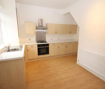 2 bedroom end of terrace house to rent - Photo 2