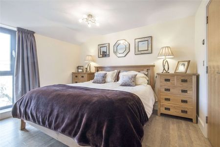 A beautifully presented two bedroom apartment in the heart of the city. - Photo 3