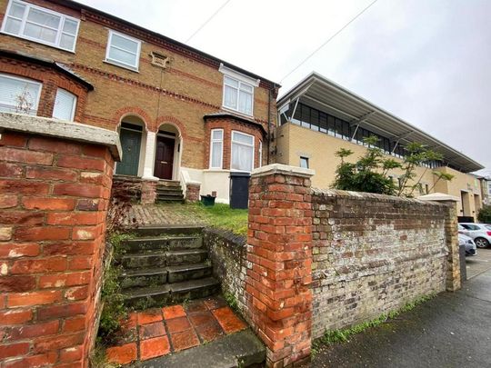1 bedroom in a house share to rent - Photo 1