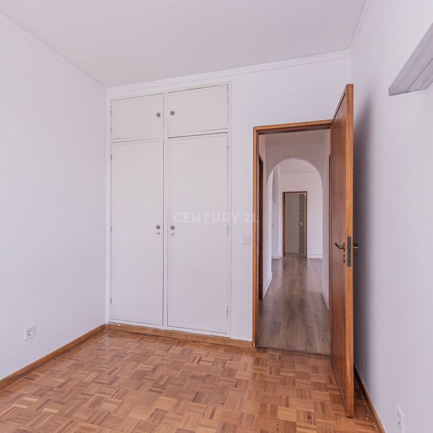 - Apartamento T2, c/ vista fantástica de mar em todas as divisões, elevador e lugar de garagem, situado em Oeiras - Photo 1