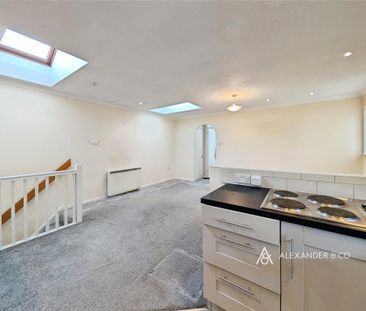 1 bedroom coach house to rent - Photo 2