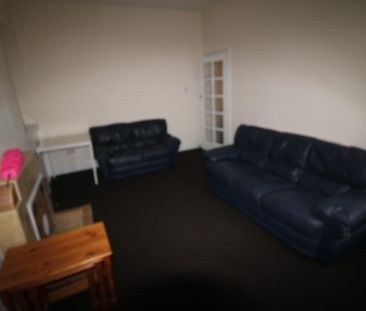 3 bedroom flat to rent - Photo 2