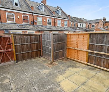6 Bed Student Accommodation - Photo 2