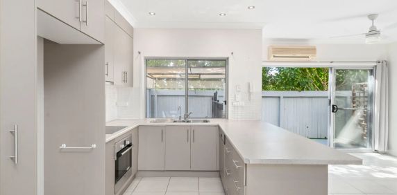 3 Bedroom Townhome, Scarborough. Contact Julie Sykes 0438 050 110 Weekly rent will increase to $740 on 11.11.2026 - Photo 2