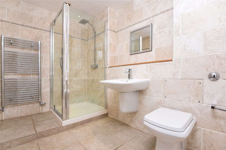 A well presented family home in the village of Kemsing - Photo 4