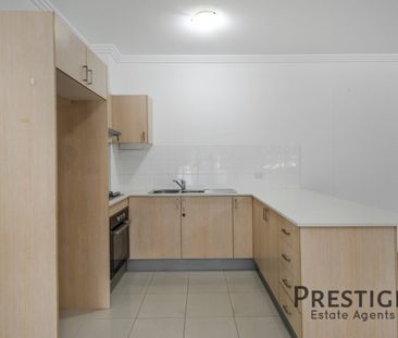 Entertainer's Delight - Spacious Ground Floor Apartment - Photo 4