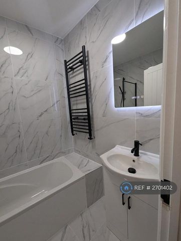 1 bedroom in a flat share to rent - Photo 4