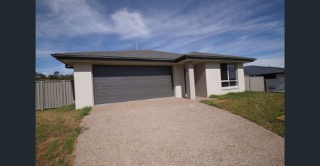 STYLISH FAMILY HOME - Photo 5