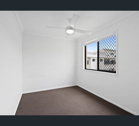 8/37-39 Harley Street, Labrador, Qld 4215 - Photo 1