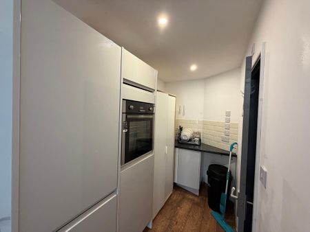 1 bedroom in a house share to rent - Photo 5