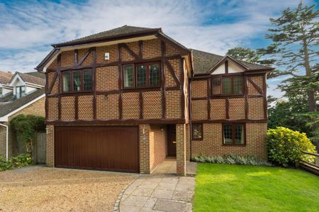 A well-presented five bedroom detached family home situated in a desirable North Reigate road. - Photo 4