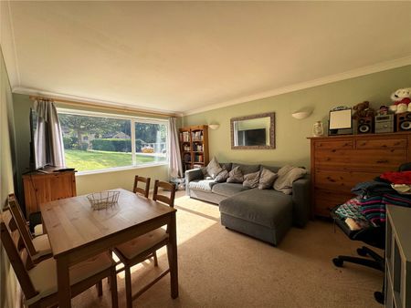 Spacious 2-Bedroom Flat in Kenley - Photo 3