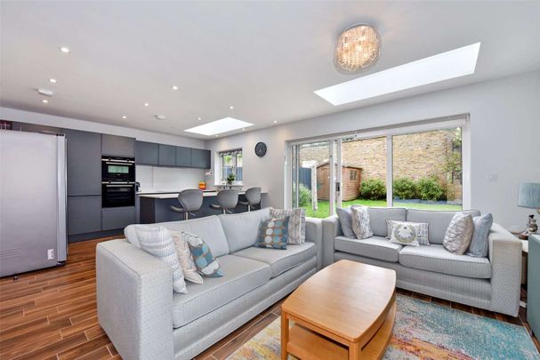 A furnished and high specification detached house in a small gated development. - Photo 1