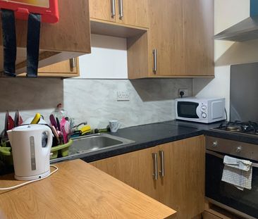 studio flat with seperate kitchen - £1200 pcm - Photo 4