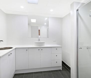 Absolute Beachfront Apartment in a Sought-after Location - Unfurnished - Photo 3