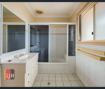 2 BEDROOM TOWNHOUSE WITH COURTYARD MAINTENANCE INCLUDED! - Photo 2