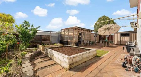 Five Bedrooms in Pakuranga Heights - Photo 2