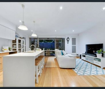 Inner City Luxe Townhouse! - Photo 2